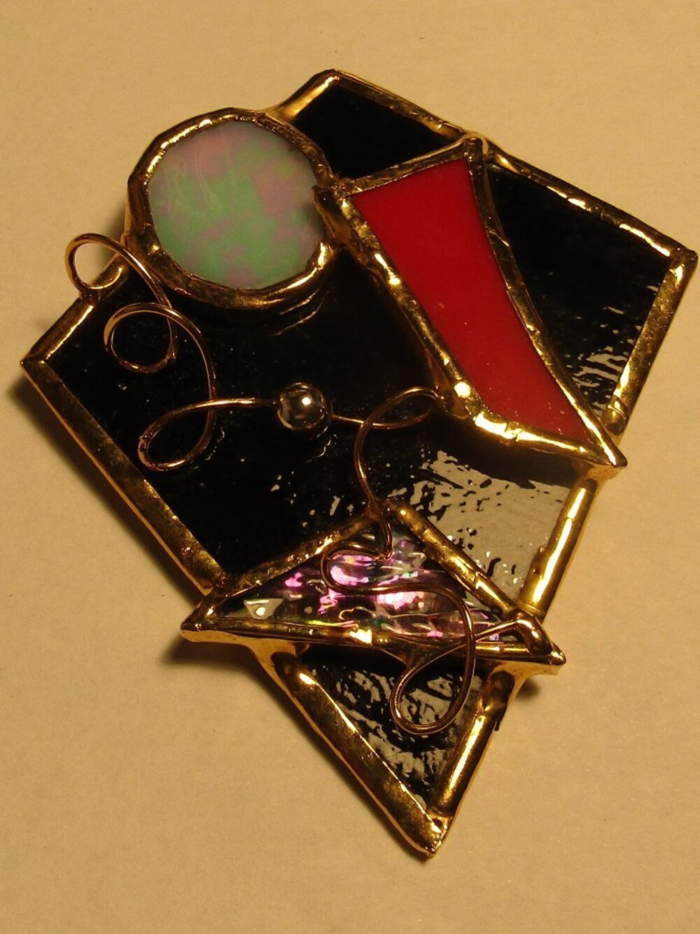 Signed ARTISAN CONNIE BENNETT Large Stained Glass KITE PIN BROOCH Gold Tone Wire